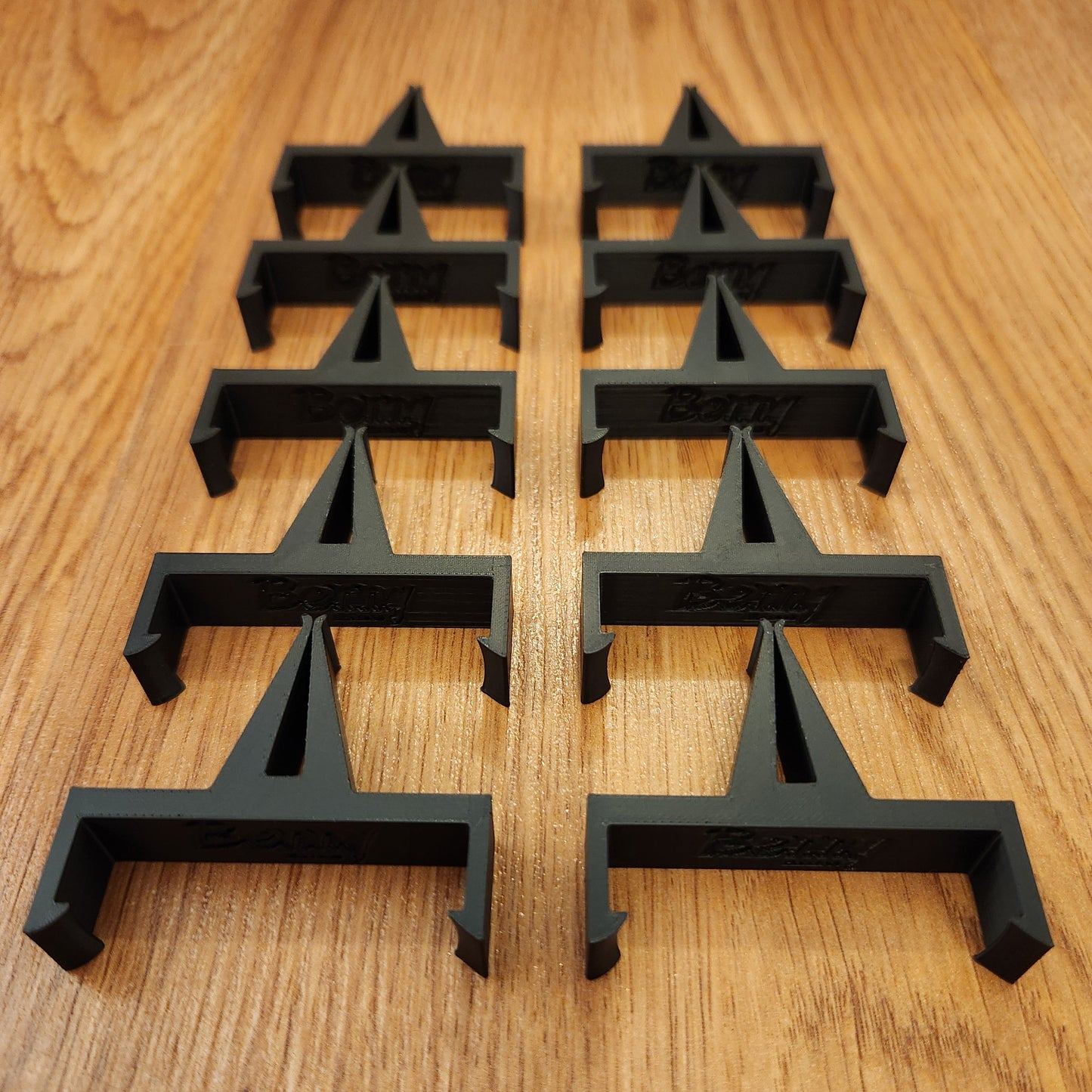 10 pack of vent clips on wooden floor