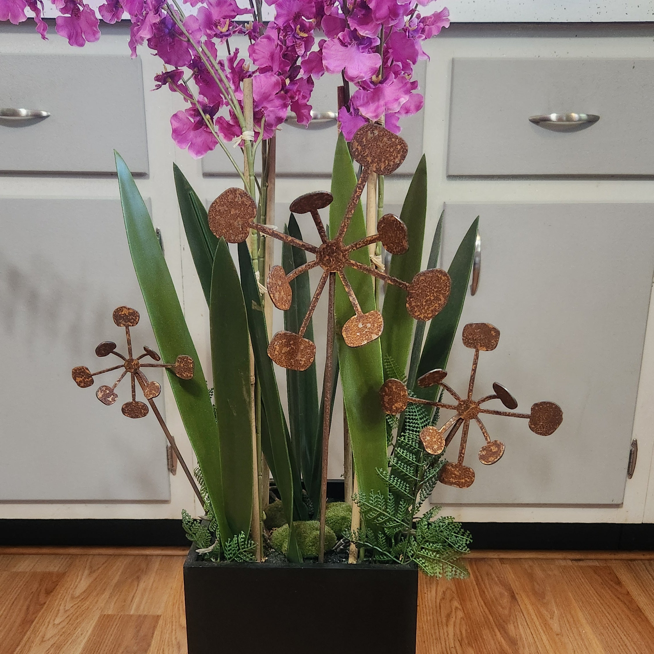 Rustic metal bendable dandelions of different sizes.