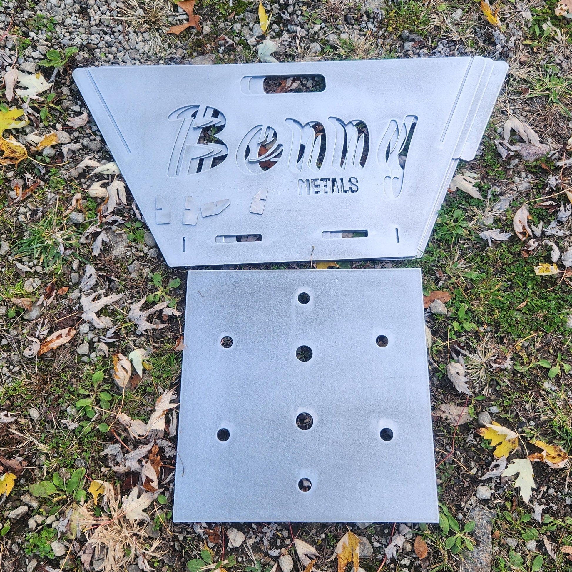 Collapsable fire pit lying flat 