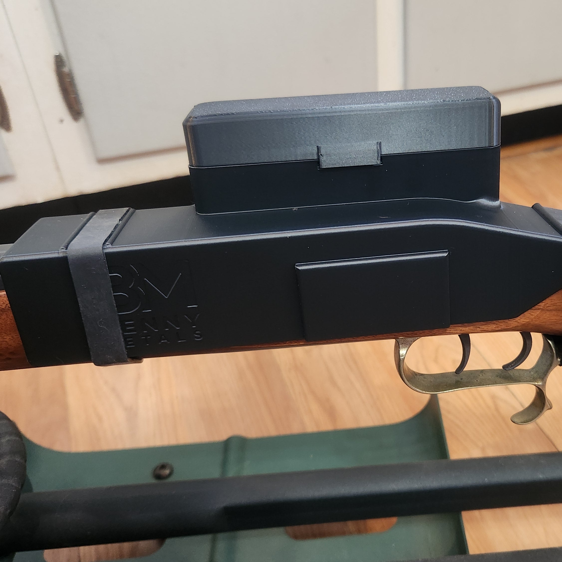 left side view of the flintlock rifle cover with the logo benny metals